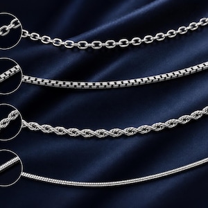 Könnte beinhalten: Vier silberfarbene Metallketten, die horizontal angeordnet sind. Die oberste Kette besteht aus klassischen ovalen Gliedern, die zweite aus quadratischen Box-Gliedern, die dritte aus einem gedrehten Seilmuster und die untere aus einer glatten Schlangenkette.