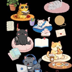 Peut inclure: Une collection d'illustrations de chats de dessin animé montrant diverses activités comme lire avec des lunettes de soleil, écrire dans un carnet, manger de la pizza et utiliser un ordinateur portable avec un casque. Inclut livres, plante, pelote et enveloppe.