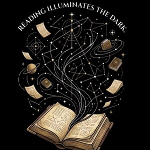 Peut inclure: Un livre ouvert sur fond noir avec le texte READING ILLUMINATES THE DARK arqué au-dessus. Des lignes dorées et blanches émergent des pages, formant des constellations, des planètes et des pages volantes dans un agencement céleste.