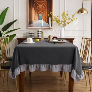チャコールグレーのフリル付きテーブルクロス、ファームハウススタイルのダイニングテーブルカバー、リネン調テーブルクロス、素朴なキッチン装飾、長方形テーブルクロス
