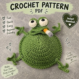 Op de afbeelding: Een groene gehaakte kikkeronderzetter met grote witte ogen en een kleine sigaret in de mond. De tekst luidt CROCHET PATTERN PDF, Fun, Quick, Easy, Beginner friendly, Instant Download, Cozy Crafts Happier Days en Make Your Own Frog Coaster.