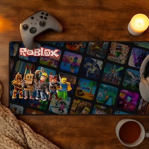 Puede incluir: Una alfombrilla de escritorio rectangular con una cuadrícula de varias miniaturas de juegos de Roblox y el logotipo de Roblox en rojo y blanco. La alfombrilla muestra cinco figuras de personajes distintos en primer plano, incluyendo un caballero, un robot y un obrero.