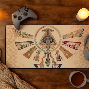 Peut inclure: Un tapis de bureau rectangulaire avec un fond beige orné d'un motif de lignes circulaires répétitives. Le centre présente une illustration détaillée d'une figure centrale entourée de motifs aviaires stylisés, de formes géométriques et de personnages.