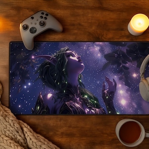Könnte beinhalten: Eine rechteckige Schreibtischunterlage mit einer Fantasy-Illustration eines lilahäutigen Elfen mit spitzen Ohren, der in einen sternenklaren Nachthimmel blickt. Das Bild zeigt dunkle Blattsilhouetten, leuchtend grüne Akzente und Violetttöne.