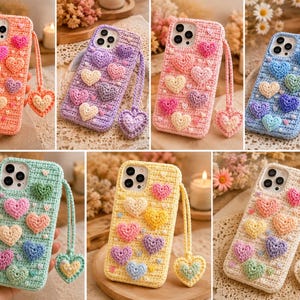 Puede incluir: Una colecci&oacute;n de siete fundas de tel&eacute;fono de ganchillo en varios colores pastel, cada una con una superficie texturizada con m&uacute;ltiples aplicaciones de corazones tridimensionales y un dije de coraz&oacute;n a juego unido a una correa de mu&ntilde;eca trenzada.