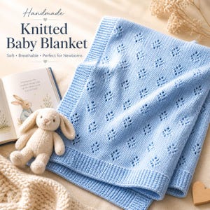 Puede incluir: Una manta de bebé tejida en color azul claro con un patrón repetitivo de hojas caladas y un borde acanalado. El texto en la imagen dice: Handmade Knitted Baby Blanket Soft • Breathable • Perfect for Newborns. Un pequeño conejo de peluche está cerca.