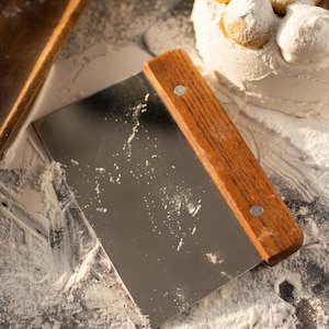 Raspador de masa de acero inoxidable, raspador de banco con mango de madera para hornear, cortador de repostería