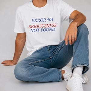 エラー404 真剣さが見つかりません Tシャツ | 面白いテクノロジーユーモアTシャツ