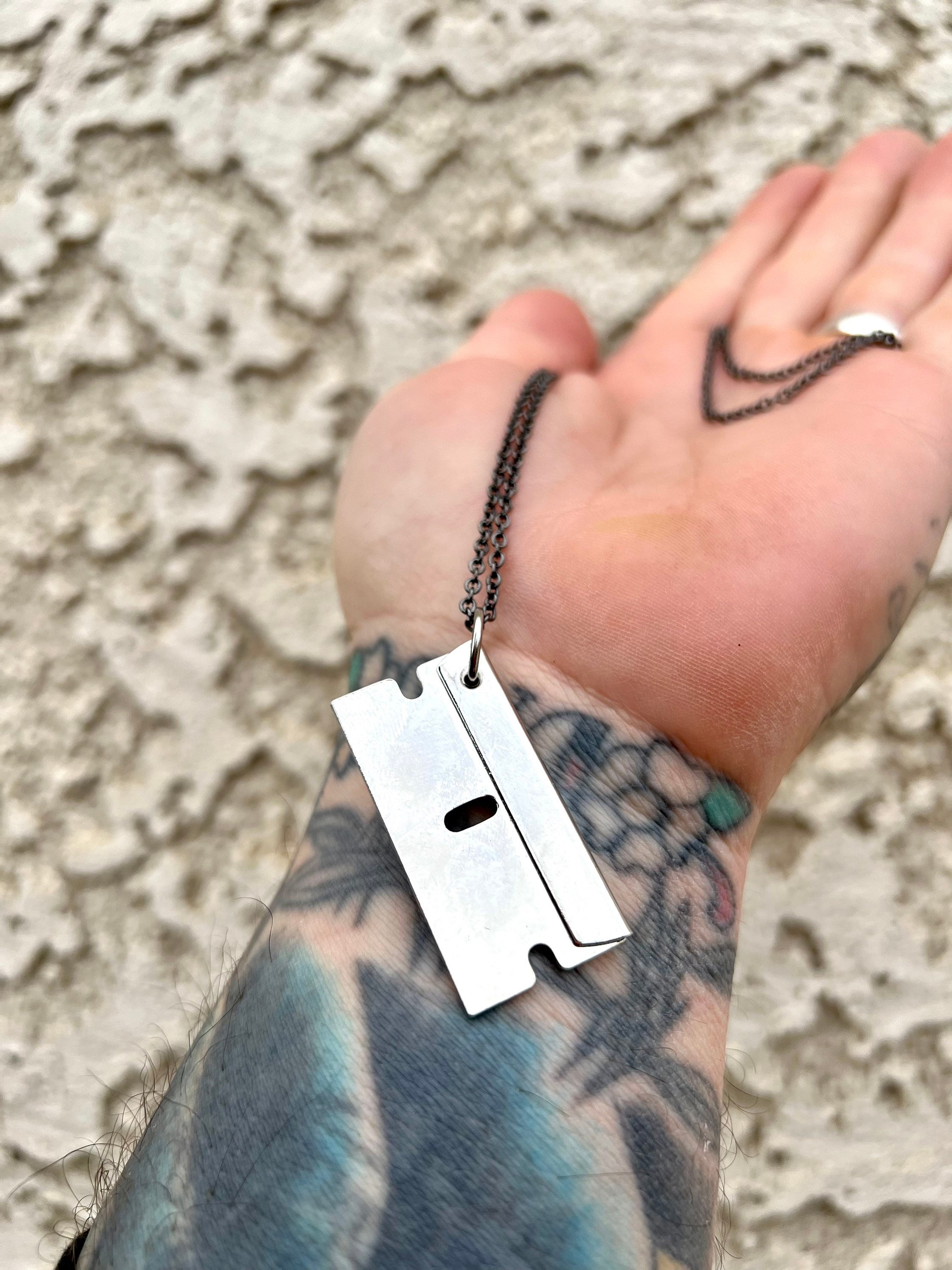 【ANOTHERYOUTH】関税/送料込み blade necklace (silver 925) Silver Razor Blade Necklace on Gunmetal Black Chain Jewelry