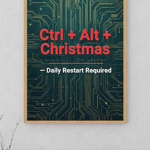 Op de afbeelding: Een ingelijste kunstprint met een donkergroen-blauwe achtergrond en gouden printplaatlijnen. De rode tekst luidt Ctrl + Alt + Christmas, gevolgd door de witte tekst - Daily Restart Required. De lijst is afgewerkt in lichtgekleurd hout.