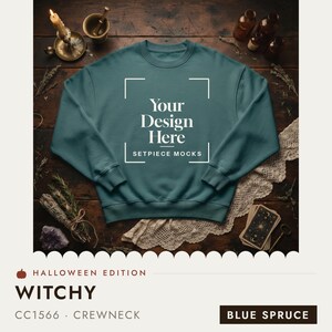 Peut inclure: Un sweat-shirt à col rond bleu épicéa avec une impression graphique blanche indiquant Your Design Here et SETPIECE MOCKS centrée dans un cadre rectangulaire. Le vêtement possède des manches longues, un col rond côtelé, des poignets et un ourlet côtelés.