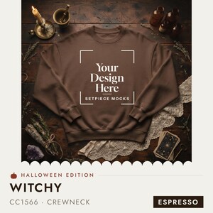 Peut inclure: Un sweat-shirt à col rond marron espresso uni présentant un cadre graphique blanc avec le texte centré Your Design Here et SETPIECE MOCKS en dessous. Le vêtement est présenté à plat avec des manches longues et un col, des poignets et un ourlet côtelés.