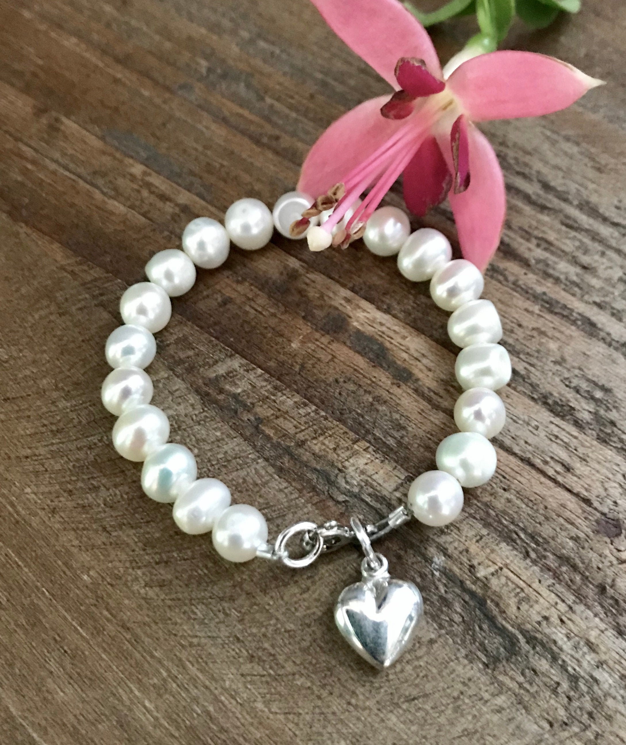 Pearl bracelet with heart deals