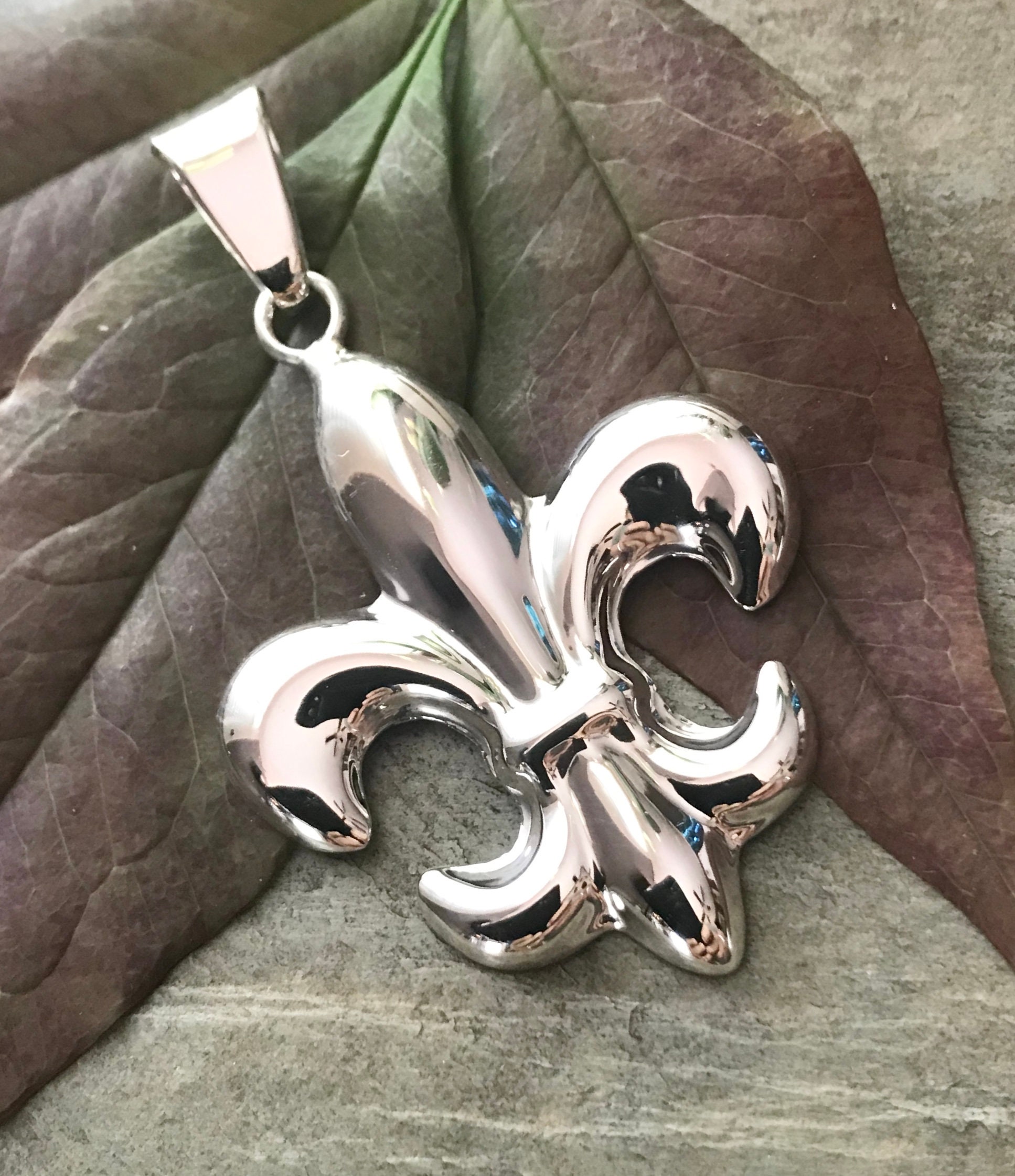 Large fleur 2024 de lis pendant