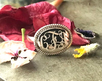 Sterling Silver Monogrammed Ring Oval with Rope Edge (Horozontal)