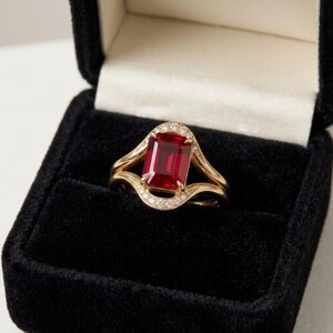 Anello con rubino taglio smeraldo, anello di fidanzamento bypass, fascia in oro 14 carati con diamanti, anello di promessa unico, gioiello con pietra portafortuna di luglio