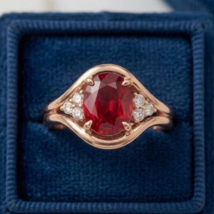 Anello di fidanzamento ovale a tre rubini, autentico rubino sangue di piccione coltivato in laboratorio, anello di promessa con pietra portafortuna di luglio.