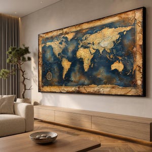 Op de afbeelding: Een groot, rechthoekig wandkunstwerk met een wereldkaart in een verweerde, vintage stijl. De continenten zijn weergegeven in goud- en bruintinten tegen een diepblauwe oceaanachtergrond, ingelijst in zwart met een rand van verouderd papier.