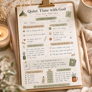Op de afbeelding: Een geprint Quiet Time with God devotieblad op een klembord. De pagina bevat secties voor de lezing van vandaag, woorden die het hart raken, observaties, inzichten, lessen over God, praktische toepassing, dankbaarheid en een gebed, met zachte groene en beige accenten.