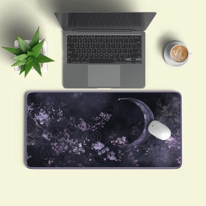 Paarse Maan Bloemen Bureaumat | Hemelse Gotische Gamingmat