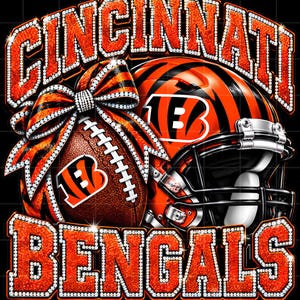 Può includere: Un design grafico con il testo CINCINNATI BENGALS in lettere glitter arancioni bordate di strass. Un pallone da football americano arancione e nero con un fiocco abbinato e un casco con il logo della squadra sono centrati su sfondo nero.