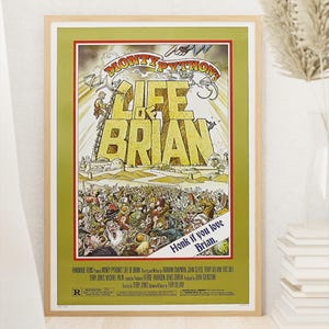 Op de afbeelding: Een ingelijste filmposter voor Monty Python's Life of Brian met een grote gele titel, een menigte mensen en de tekst Honk if you love Brian. De poster heeft een licht olijfgroene achtergrond met een rode rand en witte tekst onderaan.