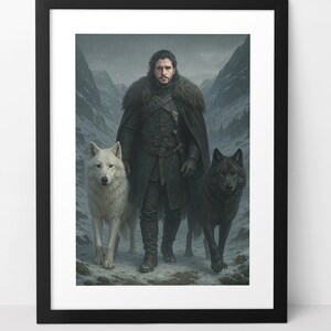 K&ouml;nnte beinhalten: Ein gerahmter Wandkunstdruck, der einen Mann mit dunklem Haar und Bart zeigt, der einen dunklen Mantel mit Pelzkragen tr&auml;gt und in einer verschneiten Berglandschaft zwischen einem gro&szlig;en wei&szlig;en und einem gro&szlig;en schwarzen Wolf steht, in einem schwarzen Rahmen.