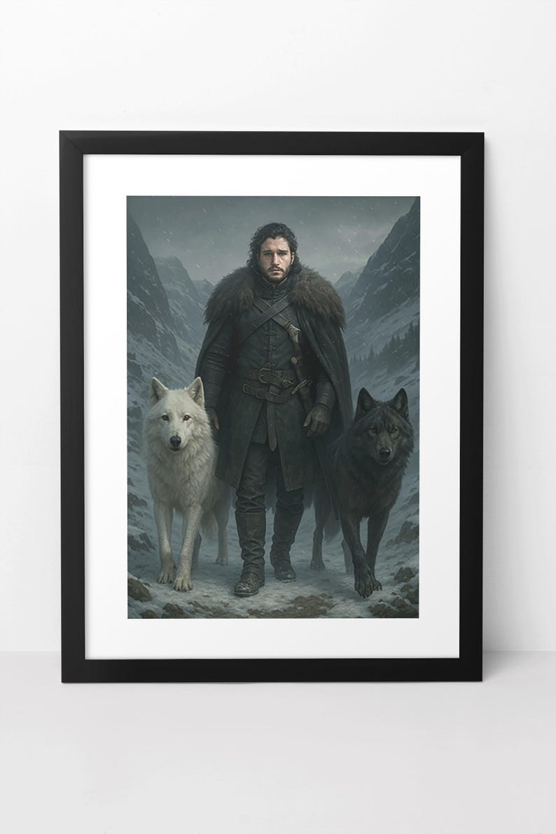 K&ouml;nnte beinhalten: Ein gerahmter Wandkunstdruck, der einen Mann mit dunklem Haar und Bart zeigt, der einen dunklen Mantel mit Pelzkragen tr&auml;gt und in einer verschneiten Berglandschaft zwischen einem gro&szlig;en wei&szlig;en und einem gro&szlig;en schwarzen Wolf steht, in einem schwarzen Rahmen.