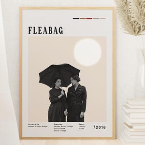 Könnte beinhalten: Ein gerahmtes Poster mit dem Titel FLEABAG zeigt ein Schwarz-Weiß-Foto von zwei Personen unter einem schwarzen Regenschirm vor beigem Hintergrund mit einer weißen Sonne. Der Text umfasst Created by Phoebe Waller-Bridge, Starring, Genre Comedy Drama und /2016.