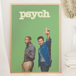 Könnte beinhalten: Ein gerahmtes Poster mit dem Wort psych in weißen Buchstaben auf einem einfarbigen grünen Hintergrund. Zwei Personen sind abgebildet: eine trägt ein gestreiftes Hemd und eine beigefarbene Hose, die andere ein blaues Karohemd und Jeans.