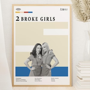 Könnte beinhalten: Ein gerahmtes Poster mit dem Titel 2 Broke Girls und dem Jahr 2011. Das Design zeigt ein schwarz-weißes Foto von zwei Frauen in Uniformen vor einem Hintergrund aus beigen und blauen horizontalen Blöcken mit Textkredits darunter.