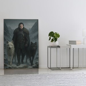 K&ouml;nnte beinhalten: Ein gro&szlig;es rechteckiges Wandbild, das einen Mann mit dunklem Haar und Bart zeigt, der einen dunklen Umhang mit Pelzkragen und eine R&uuml;stung tr&auml;gt und zwischen einem wei&szlig;en und einem schwarzen Wolf in einer verschneiten Berglandschaft geht.