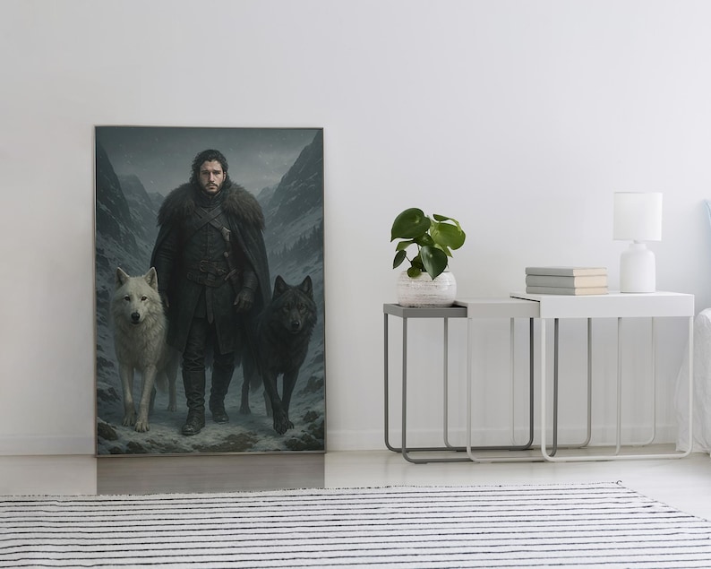 K&ouml;nnte beinhalten: Ein gro&szlig;es rechteckiges Wandbild, das einen Mann mit dunklem Haar und Bart zeigt, der einen dunklen Umhang mit Pelzkragen und eine R&uuml;stung tr&auml;gt und zwischen einem wei&szlig;en und einem schwarzen Wolf in einer verschneiten Berglandschaft geht.