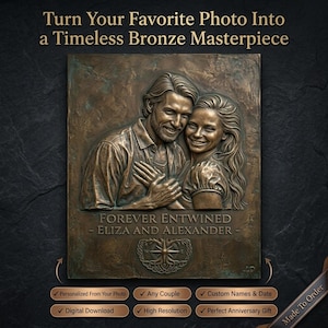 Puede incluir: Una placa rectangular de tono bronce con una escultura en relieve de una pareja sonriente. El texto dice: Turn Your Favorite Photo Into a Timeless Bronze Masterpiece, FOREVER ENTWINED - ELIZA AND ALEXANDER. Un emblema está en la parte inferior.