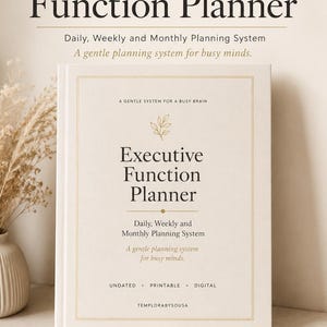 Può includere: Un'agenda color crema intitolata Executive Function Planner con testo color oro e un grafico a foglia. La copertina presenta il testo A GENTLE SYSTEM FOR A BUSY BRAIN, Daily, Weekly and Monthly Planning System, UNDATED, PRINTABLE, DIGITAL e TEMPLORABYSOUSA.