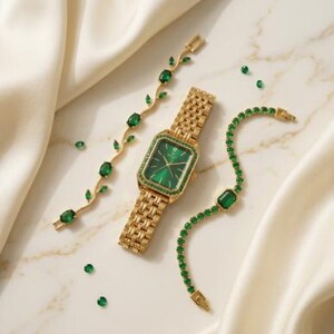 Puede incluir: Un reloj de pulsera dorado con esfera rectangular verde y correa de eslabones a juego, acompañado de dos pulseras doradas con piedras verdes. Una tiene un diseño de enredadera y la otra es una cadena clásica de estilo tenis.