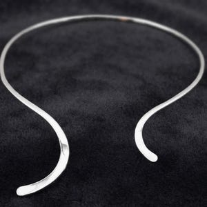 Collana girocollo moderna a torsione aperta in argento sterling, girocollo minimalista di grande effetto.