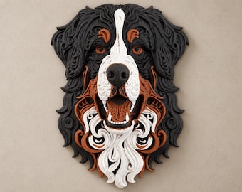 Può includere: Un'opera d'arte da parete a strati che raffigura la testa di un bovaro del bernese. Il design presenta intricati ritagli a spirale in nero, bianco e marrone ruggine, creando un ritratto dimensionale in rilievo del cane con la bocca aperta.