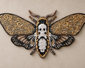 Può includere: Una decorazione da parete a forma di falena con un teschio bianco centrale e un corpo segmentato. Le ali presentano intricati motivi a spirale dorati e neri. La falena ha due antenne e un design simmetrico con una tavolozza di colori nero, oro e bianco.