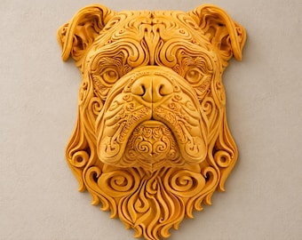 Può includere: Una scultura da parete color giallo senape a forma di testa di bulldog, caratterizzata da intricati motivi a vortice stratificati che creano un design strutturato in rilievo su orecchie, muso e zona del collo della figura canina.