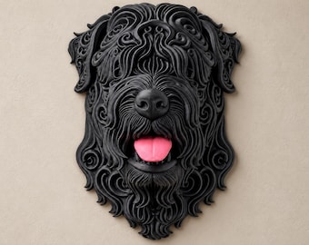 Può includere: Una scultura da parete nera raffigurante una testa di cane con intricati motivi di pelo a spirale e una lingua rosa brillante in evidenza. L'oggetto presenta un design stratificato e strutturato che mette in risalto i tratti del muso.