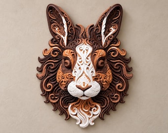 Può includere: Una scultura da parete a forma di testa di coniglio con intagli complessi e stratificati che ricordano il legno, nei toni del marrone scuro, marrone chiaro e bianco. Il design presenta motivi a vortice su viso, orecchie e collo.