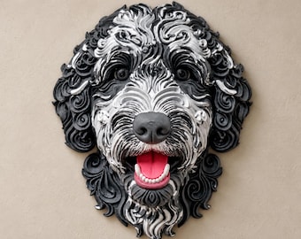 Può includere: Una scultura da parete raffigurante una testa di cane con intricate texture di pelo nero e bianco a spirale. Il cane ha un naso nero prominente, la bocca spalancata che rivela una lingua rosa brillante e denti bianchi visibili.