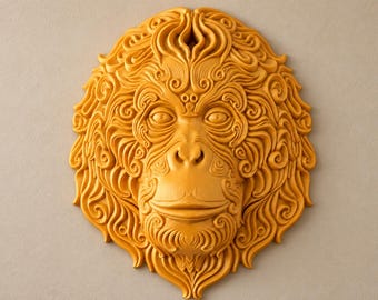 Può includere: Una scultura da parete color giallo senape che raffigura il volto dettagliato di un orangotango. Il design incorpora motivi intricati, vorticosi e fluidi che formano i tratti del viso e il pelo, creando un aspetto strutturato in rilievo.