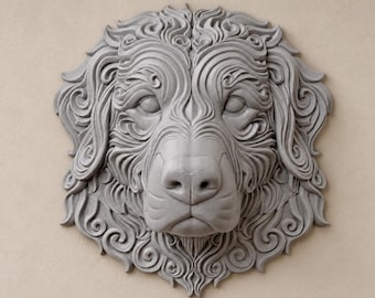 Può includere: Una scultura da parete grigia di una testa di cane con intricati motivi di pelo in rilievo e vorticosi. Il muso canino è centrato con occhi dettagliati, un naso prominente e peli fluenti e strutturati che si irradiano verso l'esterno.