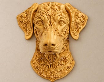 Può includere: Una scultura da parete color oro a forma di testa di cane, caratterizzata da intricati motivi floreali e a volute in rilievo che coprono l'intera superficie, comprese le orecchie, il muso e il collo, con una finitura liscia e opaca.