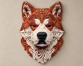 Può includere: Una scultura da parete raffigurante una testa di cane con intricati motivi a rilievo. Il design combina tonalità rosso-marrone e bianco crema, con un naso nero liscio e prominente e occhi scuri e lucidi incastonati nel pelo dettagliato.