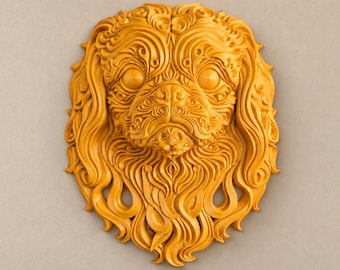 Può includere: Una placca da parete color giallo senape con una scultura in rilievo molto dettagliata di una testa di cane. Il design incorpora motivi intricati, vorticosi e fluidi che formano i tratti del viso, le lunghe orecchie e il pelo.