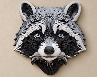 Può includere: Una scultura da parete a forma di testa di procione con intricati motivi a rilievo vorticosi in tonalità di nero, bianco e grigio. Il design mette in risalto la caratteristica maschera facciale, le orecchie a punta e il muso con finitura opaca.