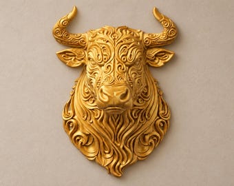 Può includere: Una scultura da parete color oro a forma di testa di toro, caratterizzata da intricati motivi a rilievo con volute su tutta la superficie, comprese le corna, le orecchie e il collo, con un design simmetrico e una finitura metallica opaca.
